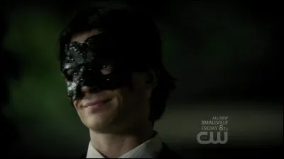 Quel livre lit Damon Salvatore dans la chambre de Caroline Forbes ?