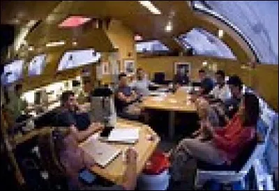 Quel est le bateau, ou durant 2 ans, des chercheurs vont étudier les récifs coralliens du Pacifique et les menaces liées au changement climatique ?