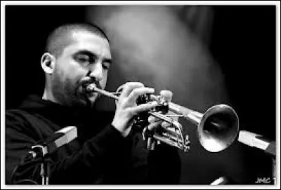 Qui est ce trompettiste connu de renommée mondiale ?