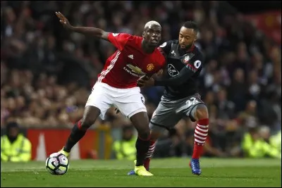 Sur cette image, Pogba est sous le maillot de...