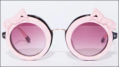 Ces lunettes aux verres roses peuvent être associées à quel prénom ?