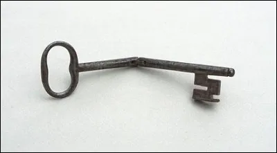 A quel prénom est associé cet objet utile, lequel, s'il a changé de style avec le temps, est toujours à sa place et toujours utile ?