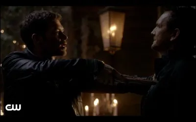 Pourquoi Mikael déteste-t-il Klaus ?