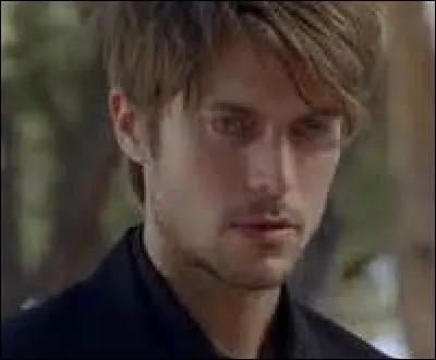 Comment se prénomme le frère de Maud ?