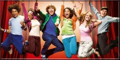 En 2006 fut lanc&eacute;e la saga t&eacute;l&eacute;visuelle Disney la plus connue et la plus rentable. Mettant en sc&egrave;ne le basketteur Troy Bolton (Zac Efron) et sa petite amie Gabriella Montez (Vanessa Hudgens), il s'agit de :