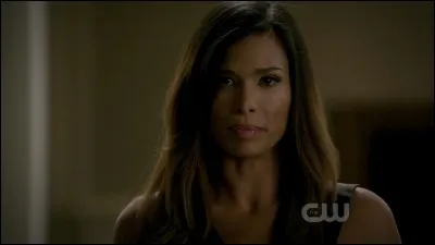 Comment s'appelle la sorcière qui a reliée Katherine à Elena au bal masqué ?