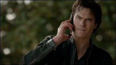 Qu'est-il marqué sur le livre que Damon a donné à Elena pour se faire pardonner d'avoir tué Jérémy ?