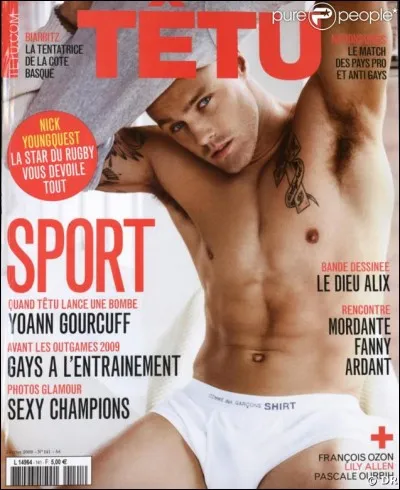 Le rédacteur en chef du journal "Têtu" boucle l'édito et sait cadrer les stars quand il le faut.