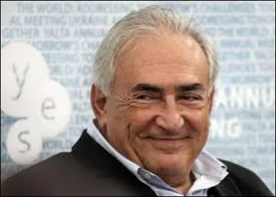 Dominique Strauss-Khan a retrouvé du boulot dans une poissonnerie : il vent de la morue, il la pèse et l'embale.