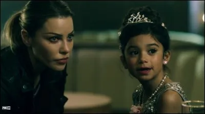 La petite fille à droite est la fille de Chloé, Trixie. Elle adore Lucifer à qui elle dira son véritable prénom dans le premier épisode ; nous ne l'entendrons plus par la suite. Quel est-il ?
