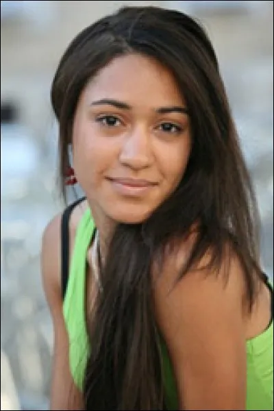 Comment s'appelle la timide chanteuse du groupe ?