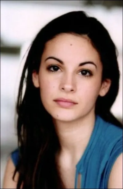 Qui est cette jeune femme, qui va avoir une liaison avec une femme et apres avec un membre du groupe ?