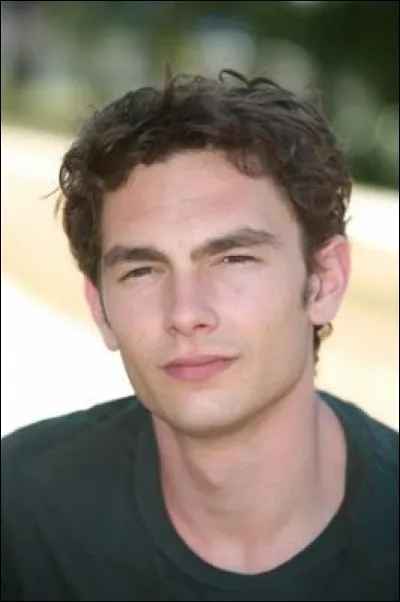 Comment s'appelle ce jeune homme qui est le meilleur ami de l'autre garçon du groupe et qui va sortir avec une blonde ?