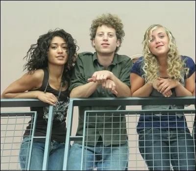 Comment s'appelle le garçon du milieu, jeune guitariste du groupe après le départ d'un de leurs camarades ?