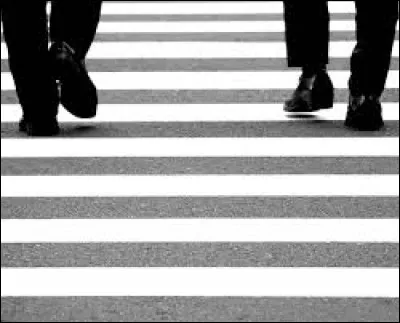 Vous avez une chance sur 623 d'être tué par une voiture alors que vous traversez un passage piéton. En France, de quelle couleur sont les bandes peintes au sol qui indiquent la présence d'un passage piéton ?