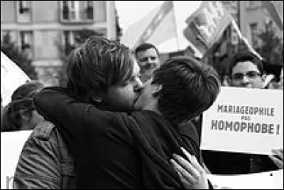 Sous la présidence de François Hollande, une loi autorise le mariage homosexuel. En quelle année cette loi a été promulguée ?