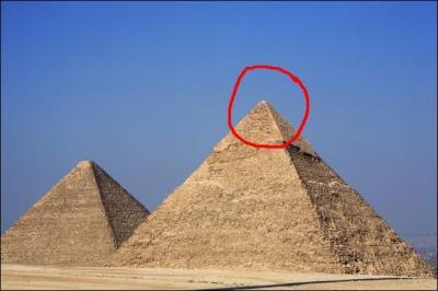 Cliquez sur l'image. Comment nomme-t-on le bout de la pyramide qui est encercl en rouge?