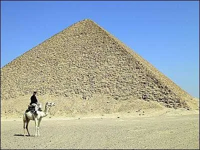 Quelle est la forme de la base de cette pyramide?