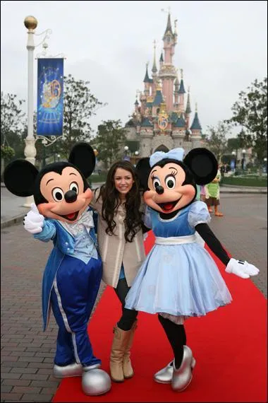 Miley est  Disney Land Paris pour :