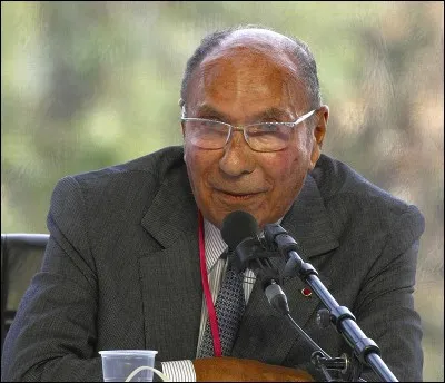 En 2015, selon le journal français Challenges et aussi d'après sa déclaration de patrimoine, il est la 5e fortune de France avec une fortune estimée à plus de 17,5 milliards d'euros. Qui est-il ?