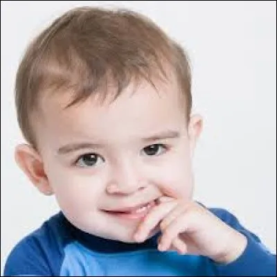 Quand un garçon mue, sa voix devient plus :