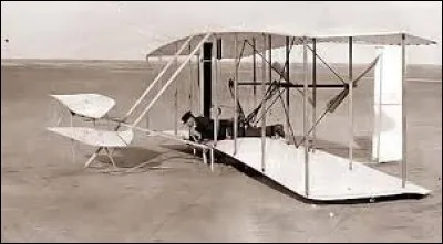 Avec son frère Orville, c'est un des pionniers de l'aviation. Il a réussi le premier vol motorisé en 1903.