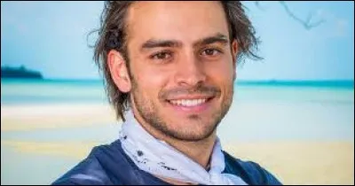 Un beau jeune homme qui s'isole avec Jesta dans l'eau ou sur des rochers au coucher du Soleil...