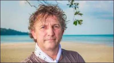 Homme relativement âgé de l'équipe des rouges qui se rend bien utile...