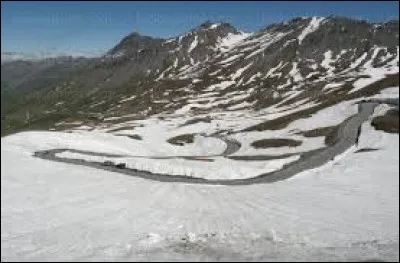 Regardez les ___ enneigés des Alpes ! C'est magnifique !