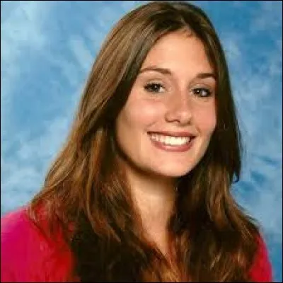 Très séduisante avec ses longs cheveux bruns, elle s'isole souvent avec Jérémy...