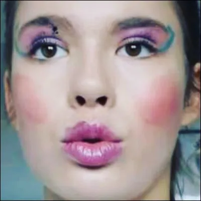 Ce qu'elle aime le plus au niveau du maquillage, c'est...