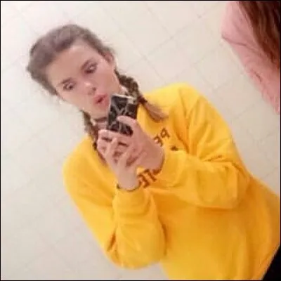 Sur son portable, zoe est chez...