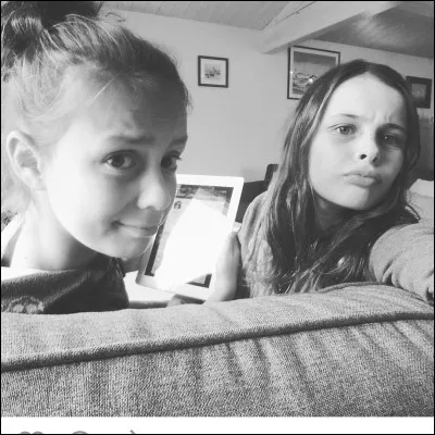 Manon, la sœur de Zoé, partage un compte Instagram et un Musical.ly avec...