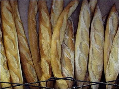 La forme de pain en baguette étonnait déjà les touristes étrangers au XIXe siècle. Aujourd'hui, la "Banette" vise à remplacer la baguette chez le boulanger. Quelle est la différence entre elles ?