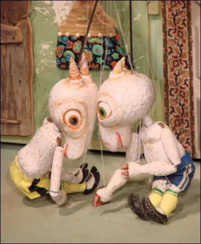 Les marionnettes dites "à fils" sont manipulées par le dessus grâce à de petites baguettes disposées en croix. Comment nomme-t-on ce dispositif à baguettes ?