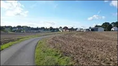 Vous avez au bout de la route le village picard du Quesnel-Aubry. Il se situe dans le département ...