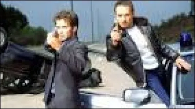 Comment se nomme ce personnage à côté de Semir ?