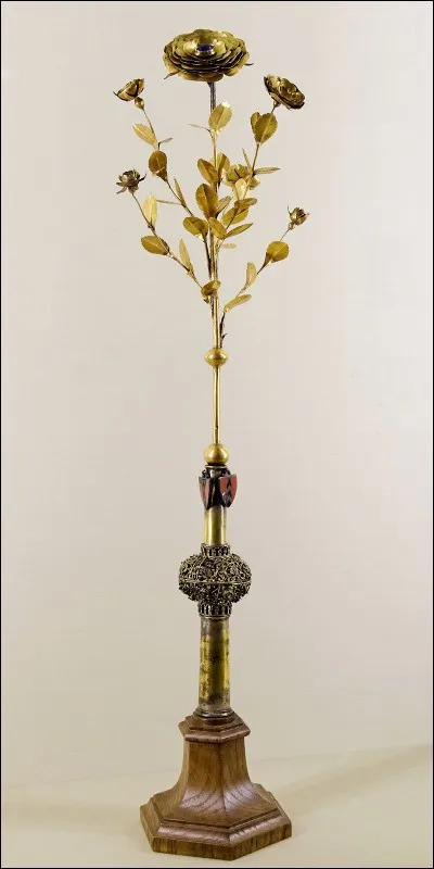 Cet ornement du XIIIe siècle, béni par le Pape, est destiné à honorer des souverains ou des sanctuaires catholiques. En connaissez-vous le nom précis ?