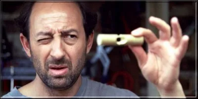 Dans cet autre film, Kad est un homme sans aucune ambition, au grand d&eacute;sespoir de se femme. Pour gagner de l'argent facile, il a l'id&eacute;e d'inventer la poignette, un petit accessoire destin&eacute; &agrave; aider les consommateurs &agrave; porter plus facilement leurs sacs de courses ! C'est dans :