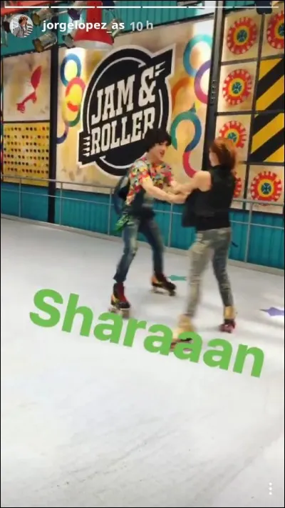 Comment s'appelle l'endroit où ils chantent, dansent et font du patin à roulettes ?