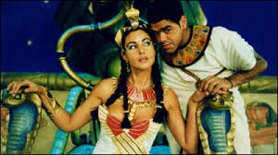 Dans le film "Astérix et Obélix : Mission Cléopâtre", quel acteur incarne César ?