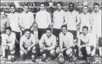 Quel pays a organisé et gagné la première Coupe du monde de football en 1930 ?