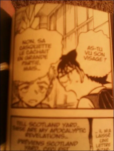 À quoi ressemble la personne qui avertit Apollo d'un assassinat ? (à ce moment précis)