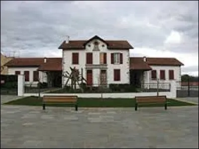 Village aquitain de l'arrondissement de Bayonne, dans le Pays d'Ostabarret, Larceveau-Arros-Cibits se situe dans le département ...