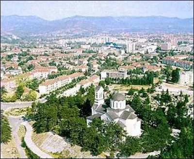 Où se situe Nikić (Никшић) ?