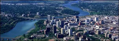 Saskatoon est la capitale de son territoire, le Saskatchewan. Dans quelle ville se trouve, donc, t-elle ?