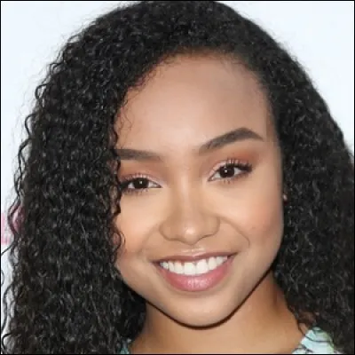 Qui est cette fille qui adore Snapchat, Facebook, et qui fait tout le temps des selfies ?