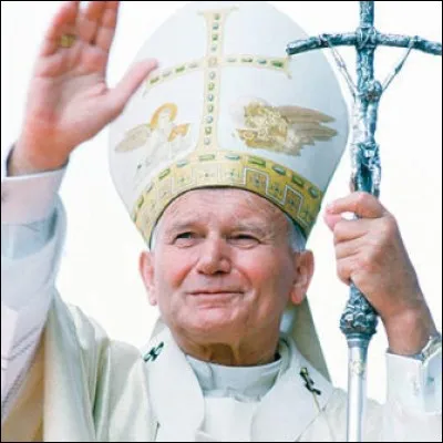Dans sa jeunesse Jean-Paul II était sportif, quel sport pratiquait-il ? Et à quel poste évoluait-il ?