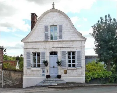 Géographie : À Saint-Riquier, une maison se distingue par une curiosité architecturale. Son pignon épouse la forme du bicorne de Napoléon Ier et il est surmonté de sa statue. Dans quel département est situé la commune de Saint-Riquier ?