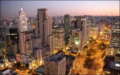 Comment s'appelle la grande avenue aux boutiques de luxe de Sao Paulo ?